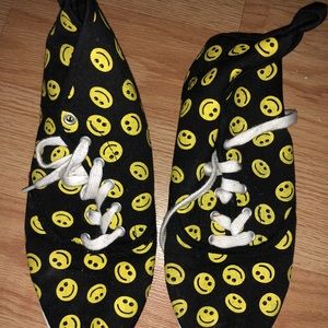 Smiley Face Sneaks!
